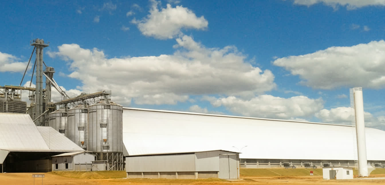 Complexo agroindustrial com silos metálicos e armazém