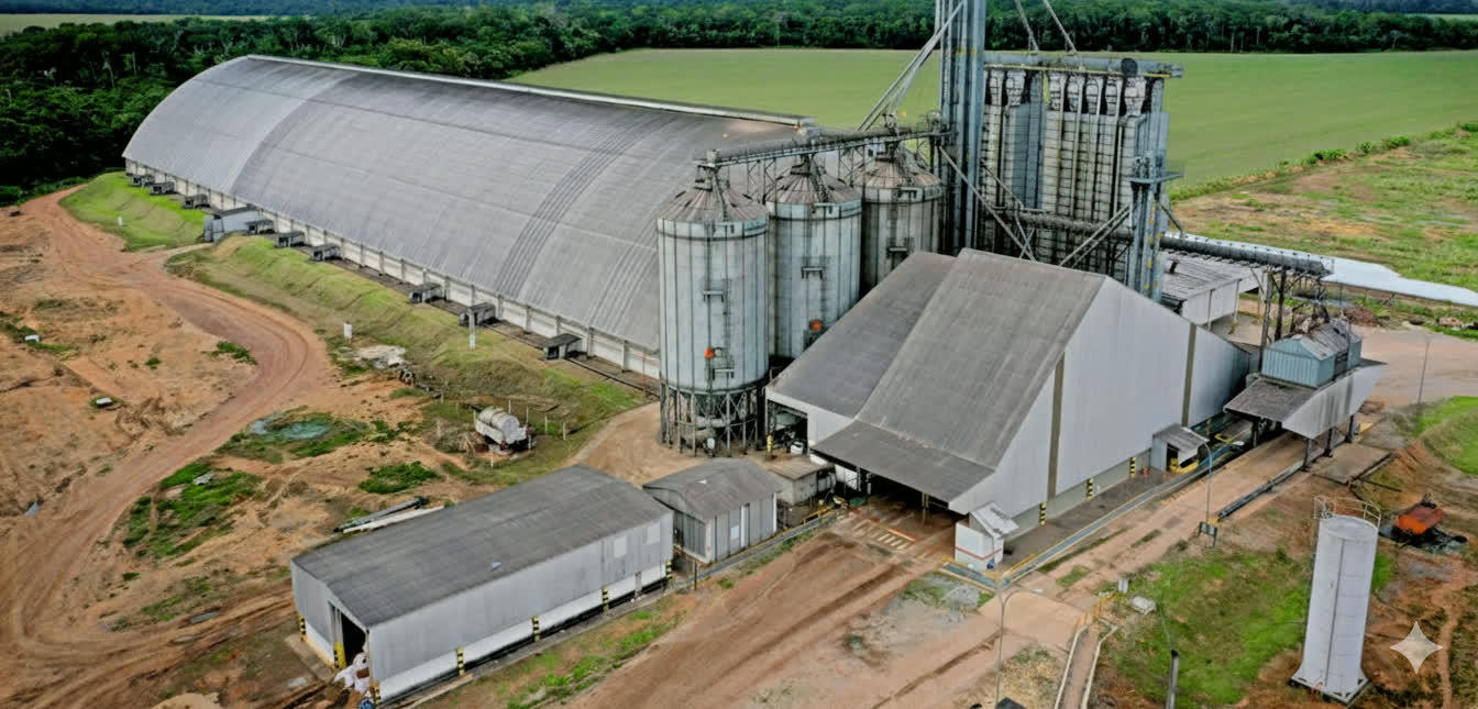 Complexo agroindustrial com armazéns e silos, referência da atuação técnica da liderança